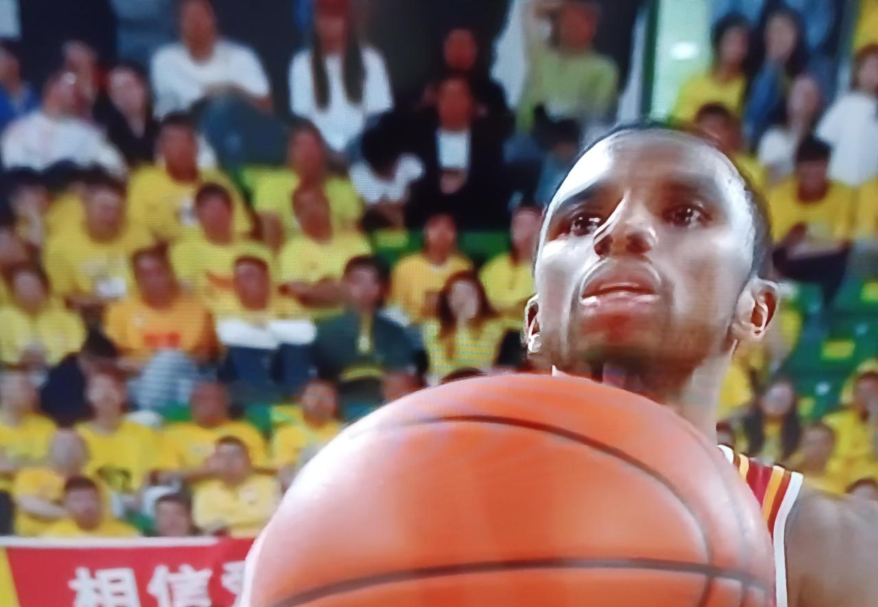 广东男篮这赛季的表现确实让人看不懂，纸面实力明明不错，却在最近接连输给江苏、福建