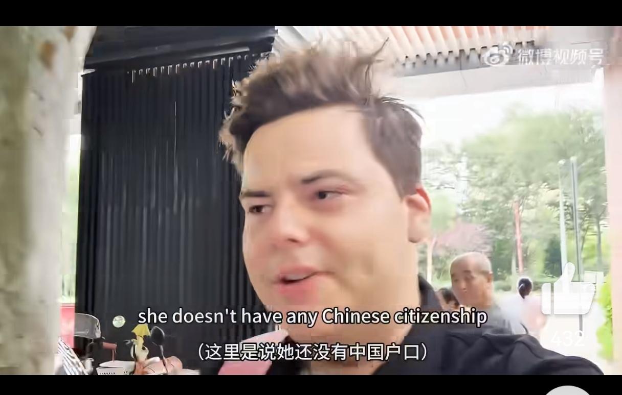 一对居住在南京的英国夫妇，女儿到了上幼儿园的年纪，但他们全家都没有中国户籍，可把