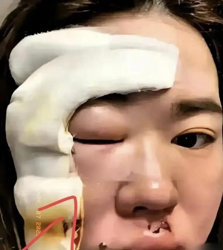 没想到现实中也能出现小说中才有的场景，上海女顾客买肉，先是只要两斤猪蹄，老板切完