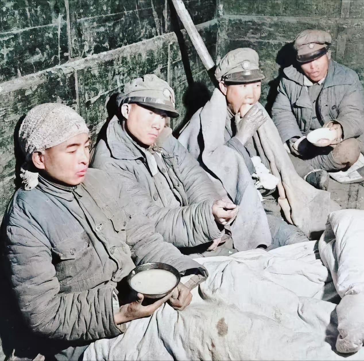 1948年12月，安徽双堆集。国民党一名副班长饿得发慌，摸进解放军阵地讨饭。连吞