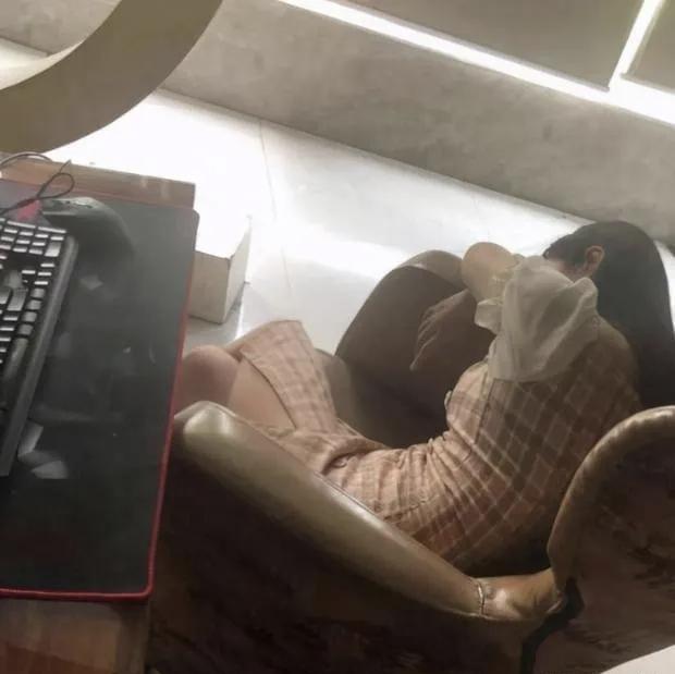 太痛心。一位18岁女大学生喝多后，在网吧包厢里睡着了，一名男子经过看见后，动了色