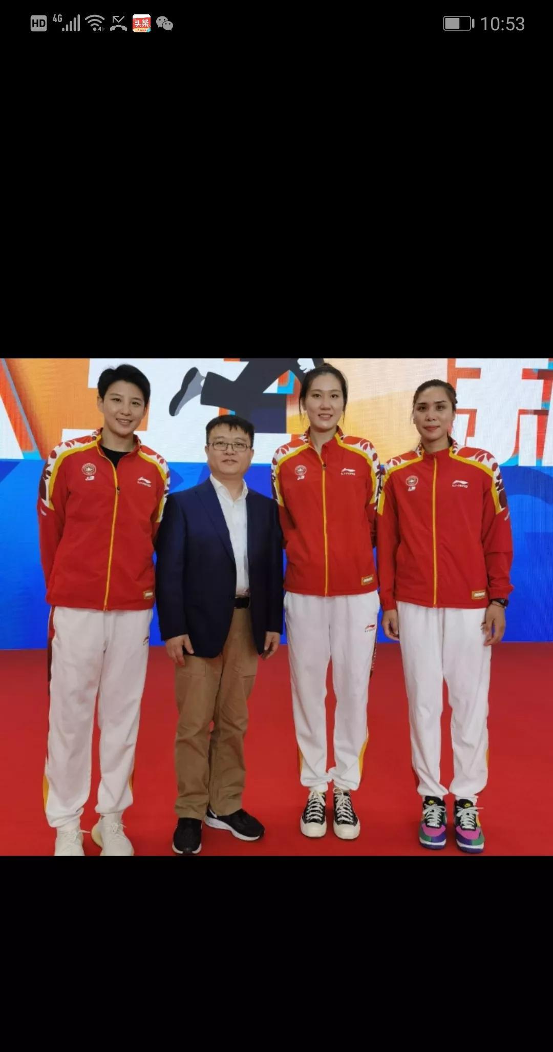 看到蔡斌入主上海女排担任主教练的消息，很高兴。上海女排有救了。忽然想到上海女排