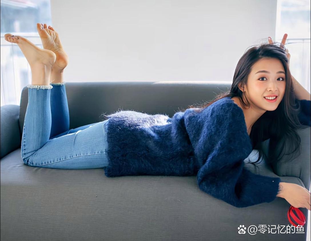 张含韵的脚丫子可真漂亮。
