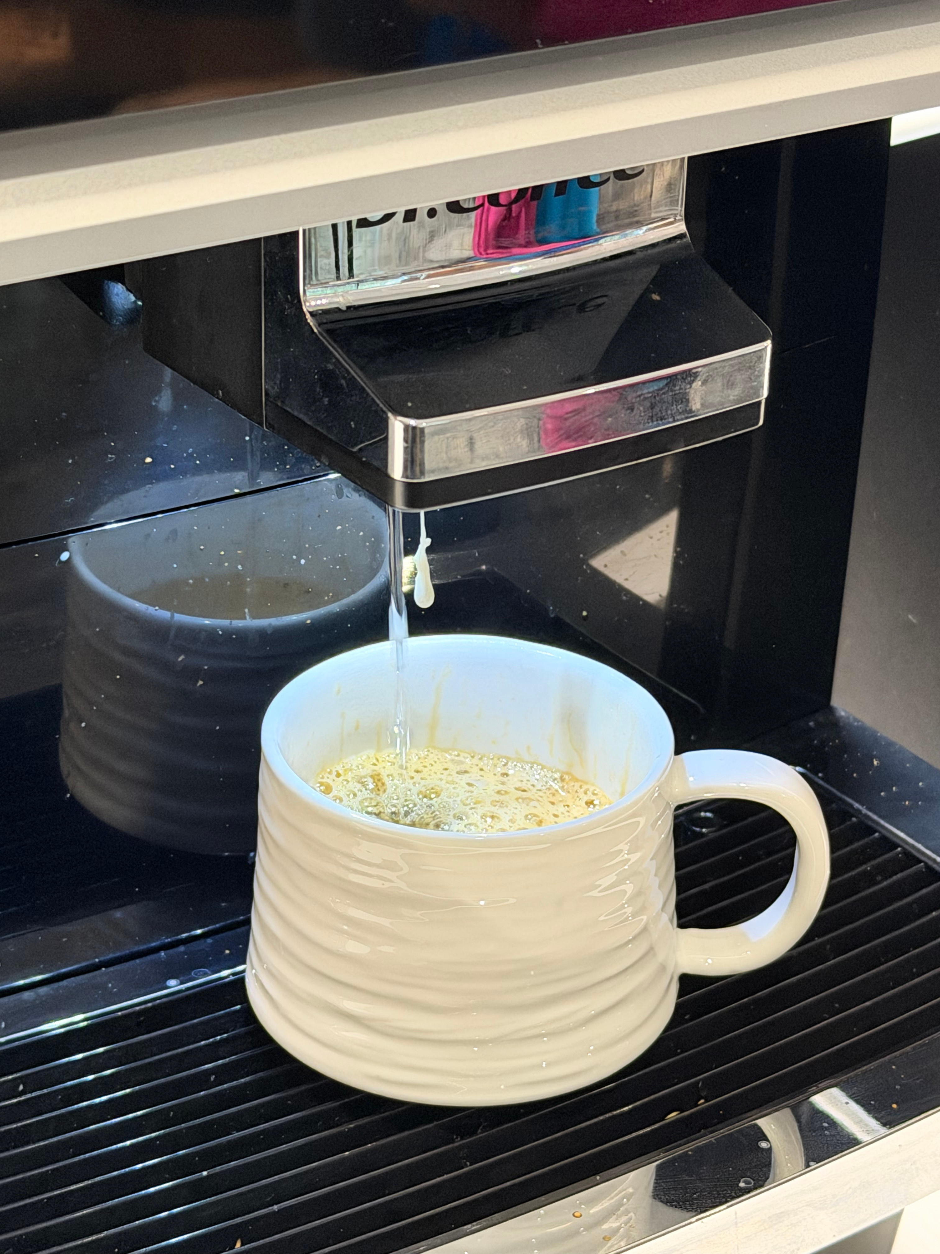 人民咖啡馆更名早上喝个咖啡，这酒店的咖啡机一直有个白色的东西挂着，还以为啥呢一看