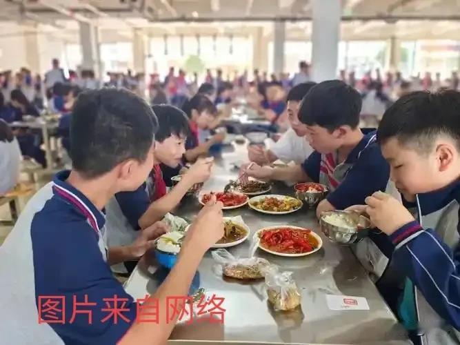 有家长清楚中学伙食费收费情况吗？有家长问，孩子初三住宿生，上学期因为孩子