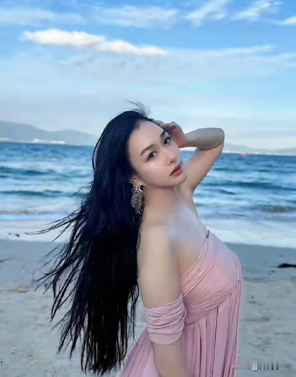 54岁钟丽缇海边同框女儿，母女花颜值绝了！一身温柔粉色抹胸长裙，乌黑长卷发随