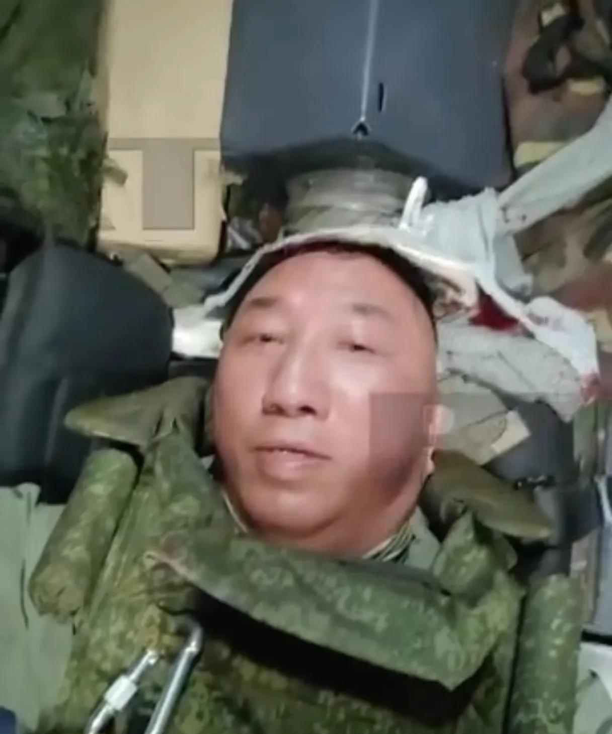 这家伙又受伤了，希望他早日康复吧……他就是一直在俄罗斯前线报道的凤凰卫视记者卢
