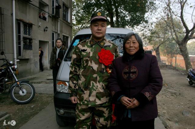 在农村, 为什么父母都希望孩子当兵? 原因有4点!