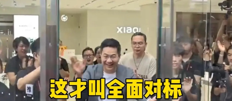 当小米跨代升级，连卢伟冰给顾客开门的姿势都模仿库克，魅族前总裁李楠却给小米泼了一