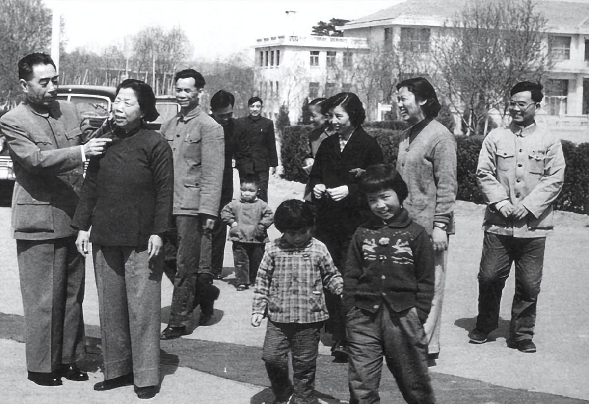 1984年周恩来弟弟拜访西花厅，邓颖超坦言：今天我一定要倾诉一下我的委屈！19