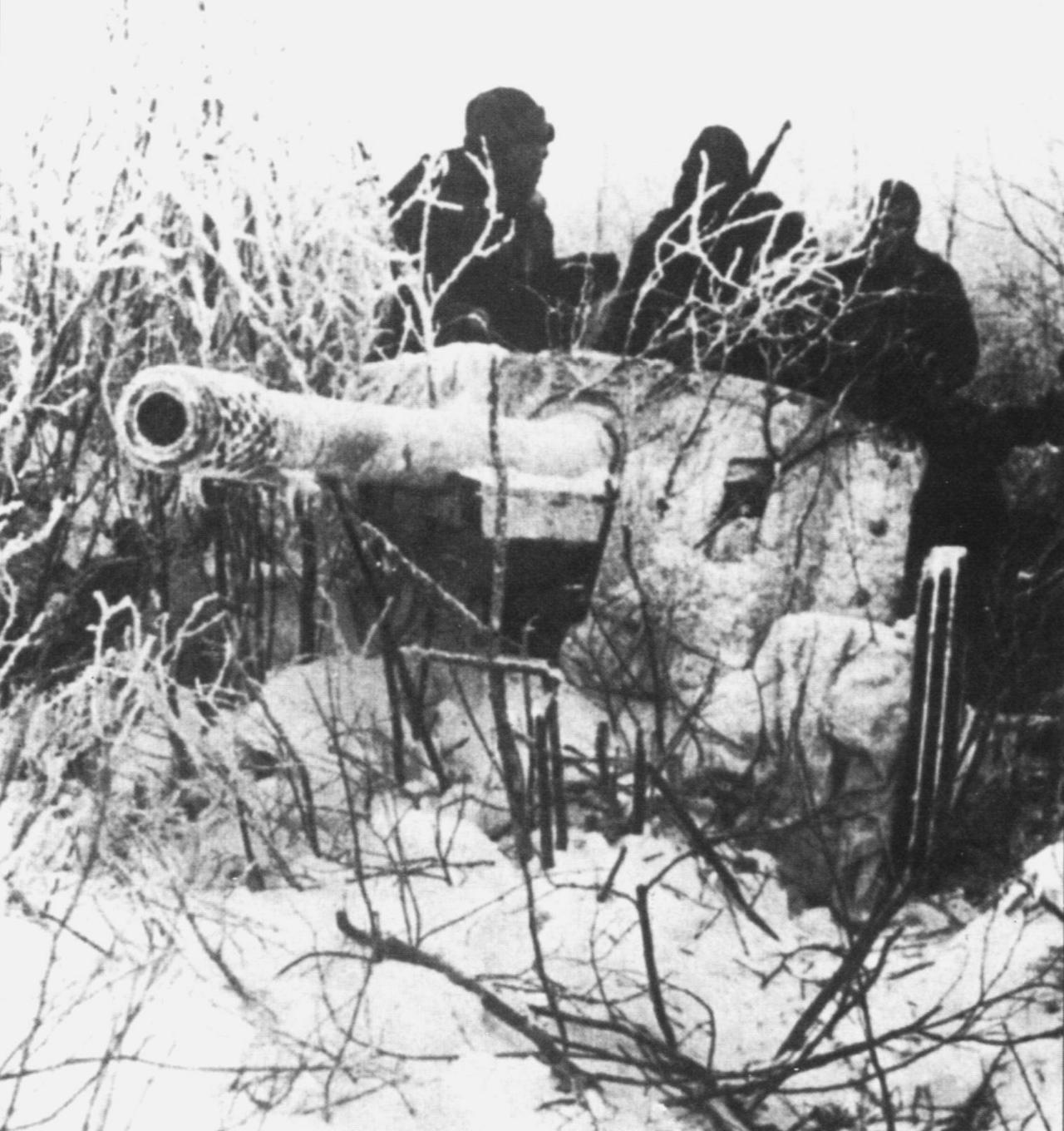 德国人很会“变废为宝”——1943-1944年，东线战场，德军阵地上的一门伪装