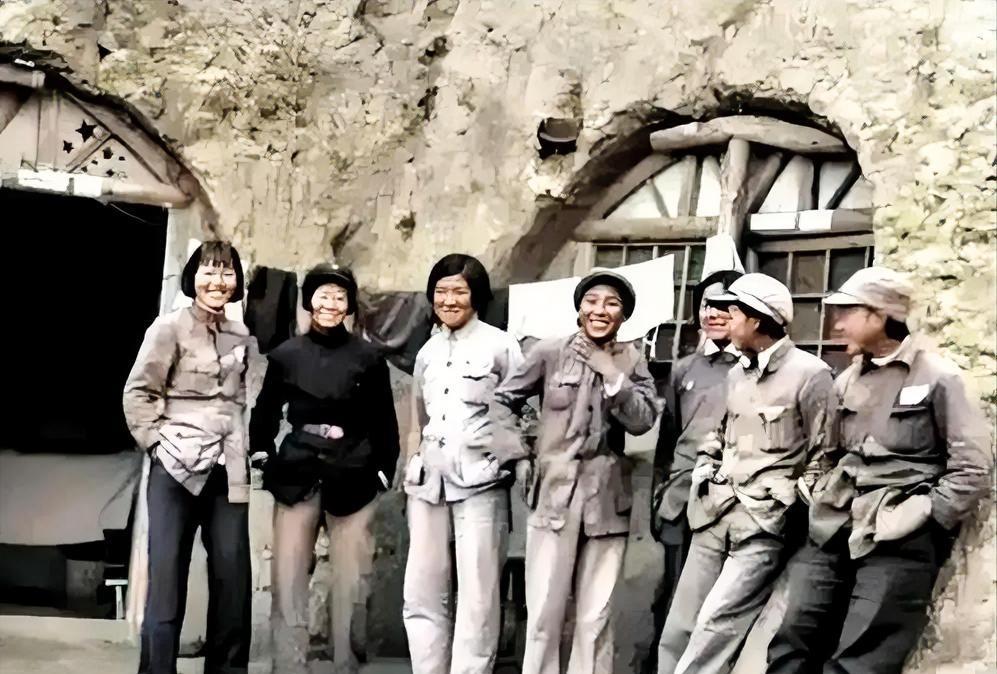这就是信仰的力量！在陕北延安，七位女战士在破旧的窑洞前留下了这张珍贵的合影。她们