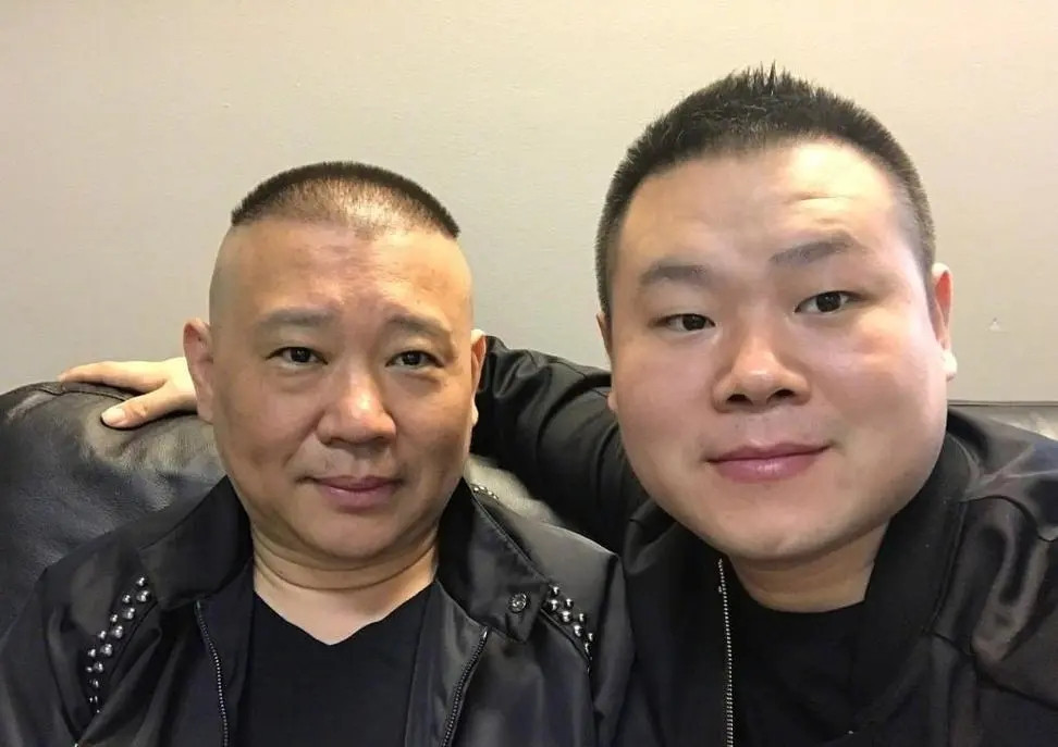 当年，岳云鹏大女儿出生时，郭德纲为其取名为岳麓一，等到他二女儿出生后，又找师父郭