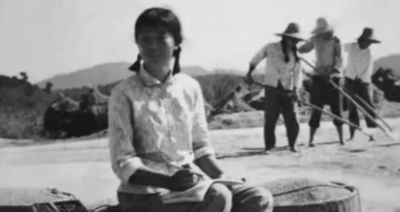 1974年，一21岁女知青夜间独自去厕所时神秘失踪。连队把整座山翻了个遍，却仍然