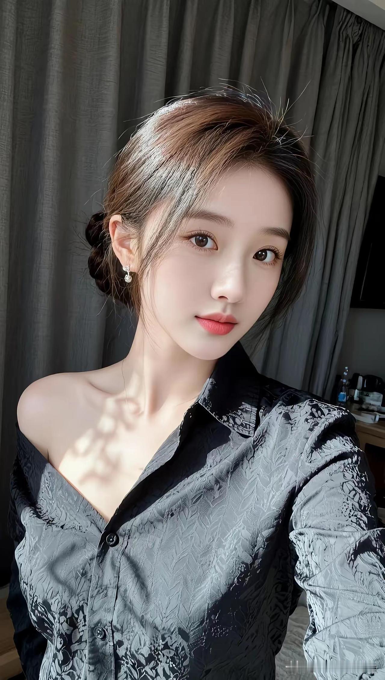 优雅黑丝绒衬衫，散发迷人魅力