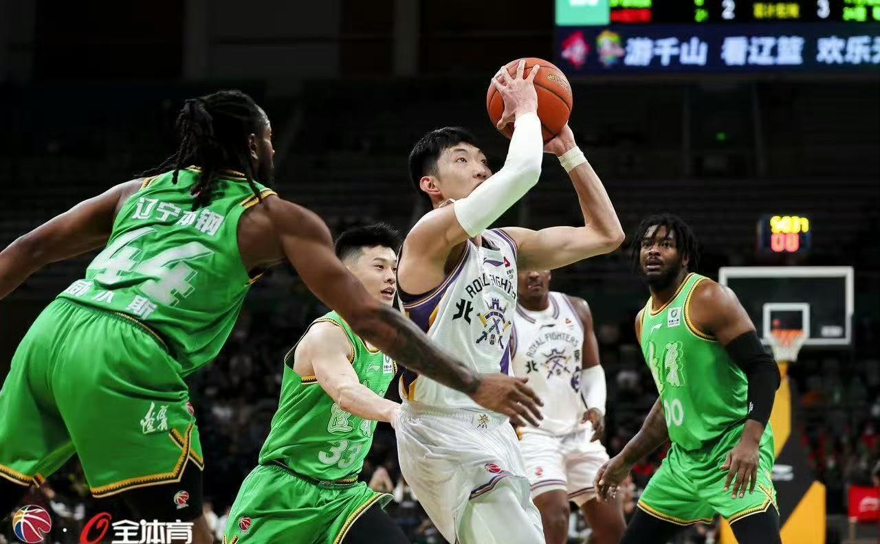 廖三宁昨晚的表现引发热议，他弹无虚发，九投九中，但个人的高光没能帮助球队走出被动