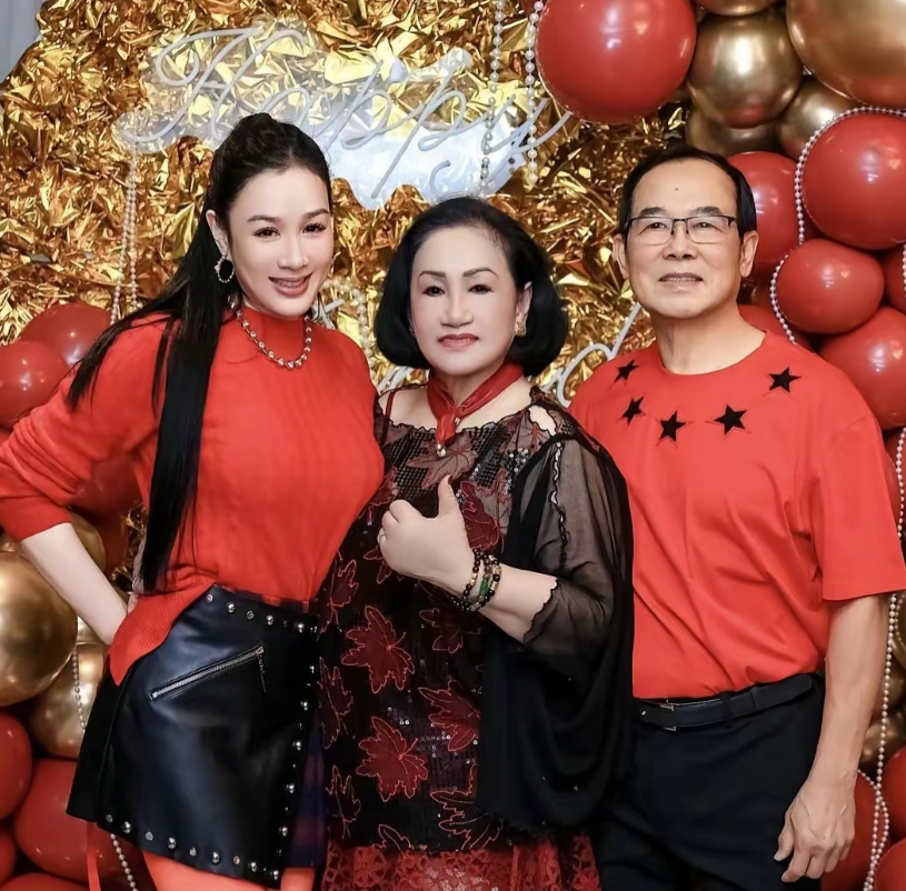 钟丽缇颜值真抗打，55岁的年纪依旧美丽，身材凹凸有致。钟妈妈78岁了还那么年轻漂