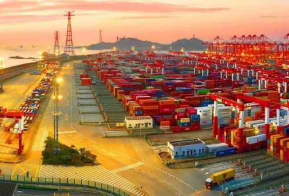 差距越来越大，中国经济还能追上美国吗？2025年中国GDP是140万亿人民币，换