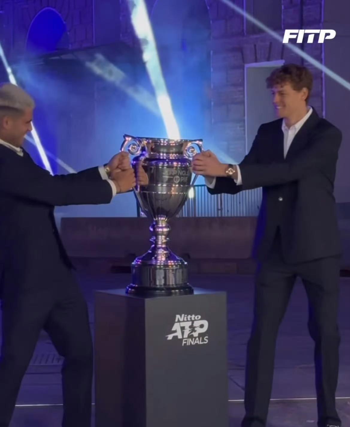 阿卡和辛纳“争”年终世一奖杯，真是太可爱了！事实上，可不就是这两个atp的双子