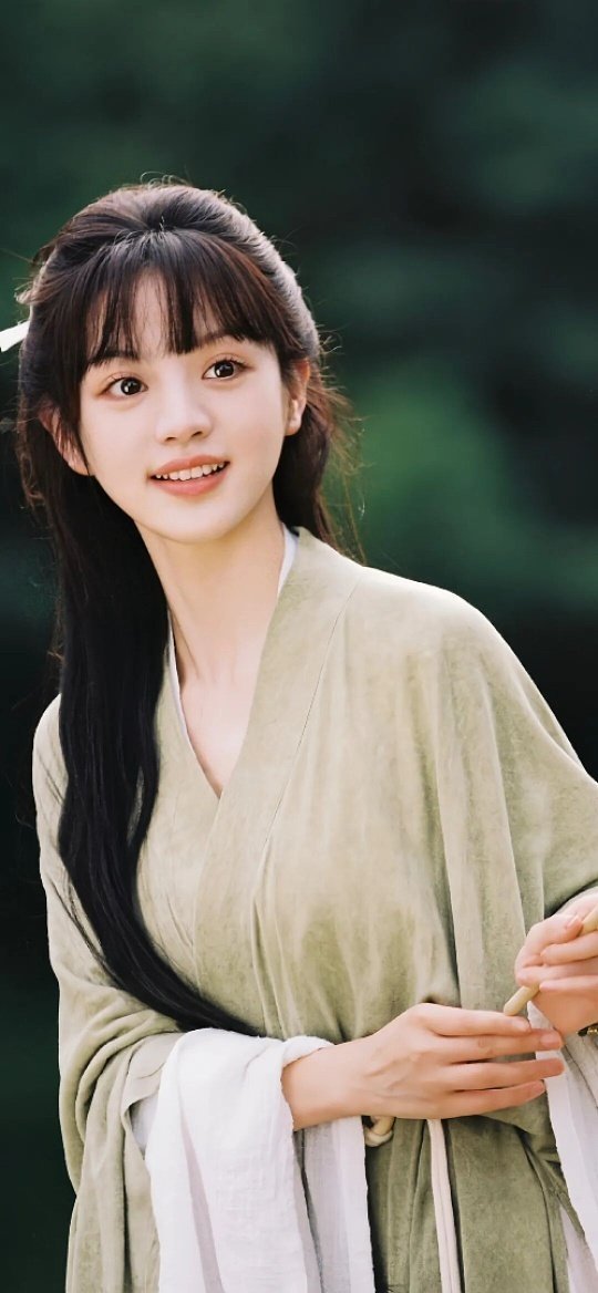 田曦薇高光慢动作大片田曦薇的高光慢动作大片堪称氛围感与张力的双重暴击！红袍宽袖随