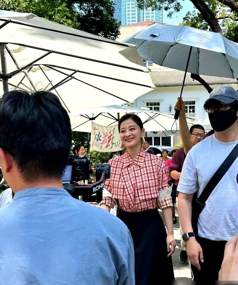 51岁的梅婷生图曝光，满脸褶子黑眼圈，评论区竟然一句骂的都没有。生图里她发缝