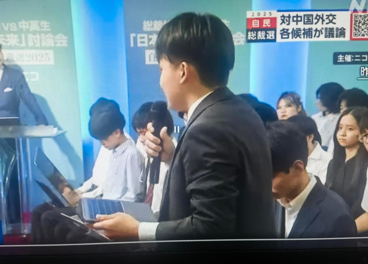 台上还在讲“威胁”，台下的日本高中生已经用弹幕刷满了“留学”和“经济”。一场2