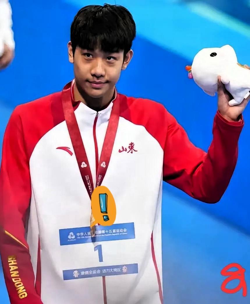 昨晚的全运会泳池直接炸了！18岁小将张展硕太狠了，把孙杨保持的1500米全运纪录