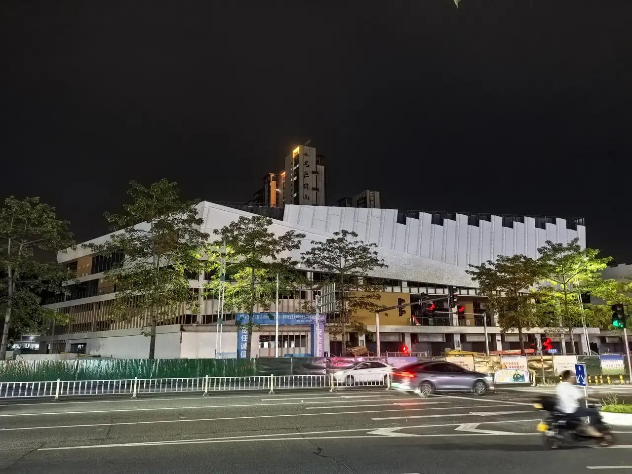 今天骑着单车，去天虹商场买肯德基，单车放在后门，眼睛一直盯着，不敢离开太远。就在