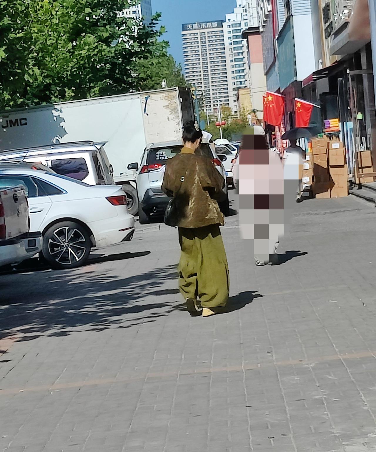 看不懂，看不惯，现在的年轻人，怎么这么穿裤子？这样的裤子好看在什么地方，谁能说