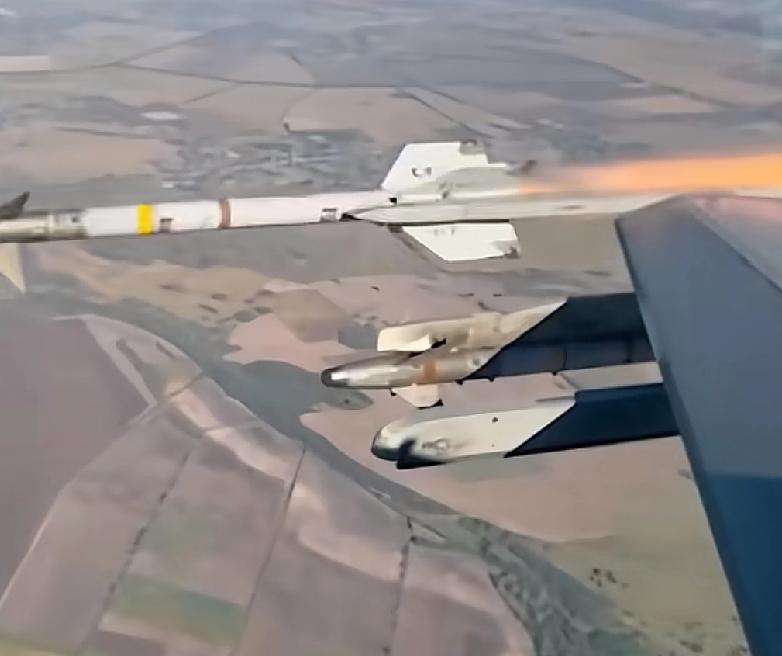 F16终于取得战果了，不容易啊。乌克兰飞行员驾驶F16，发射了一枚空空导弹，成功