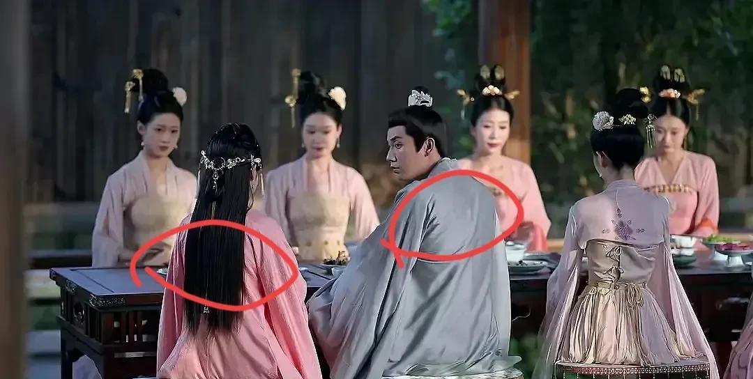 这样的仪态凭啥演古装剧。。。
