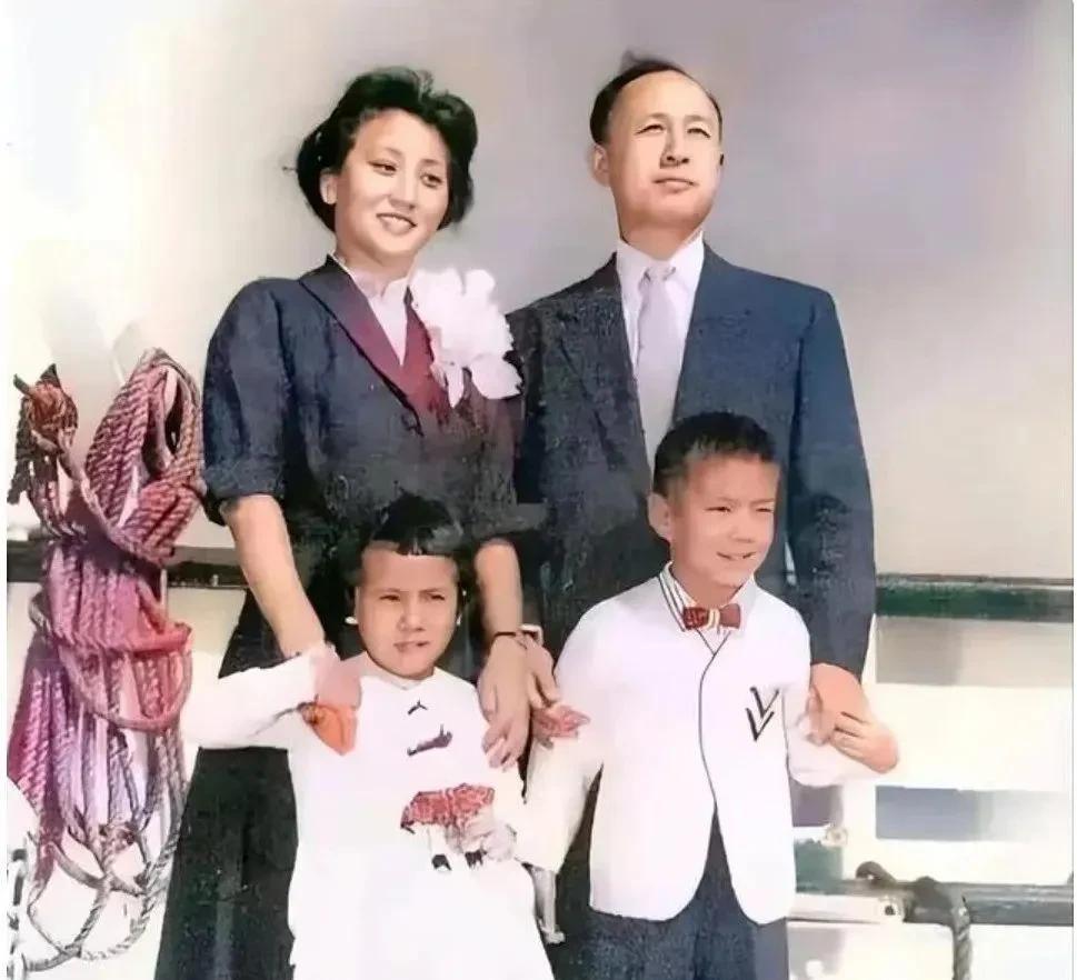 这是1955年10月，钱学森先生一家四口回国途中，在轮船甲板上拍摄下来的照片。