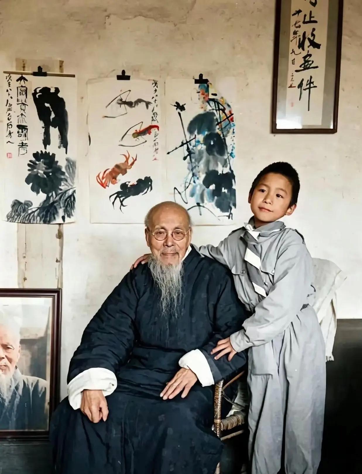1948年，晚年的齐白石与小儿子齐良末在家中的合影，齐白石74岁的时候有了这个小