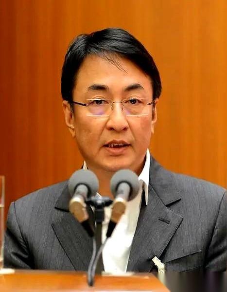 半个世纪了。整整半个世纪，全世界买卖黄金，都得用美元，看美国的脸色。这事儿你仔