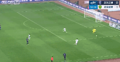 这个门将是玩火玩大了呀，还是买了呀，如此重大的低级失误，直接给了对手一粒进球，这