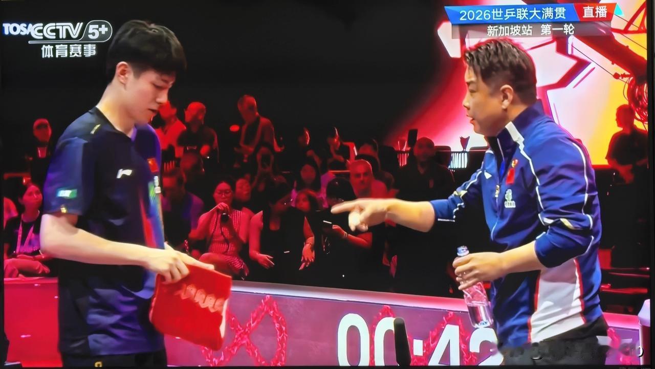 王晧发火：“老失误，打不上，怎么回事嘛！”新加坡大满贯小组赛第一轮，中国小将温