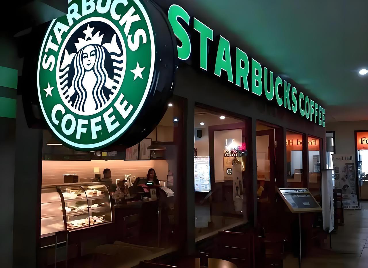 星巴克耕耘中国市场多少年了?从1999年在北京国贸开出第一家咖啡店算起，星巴克