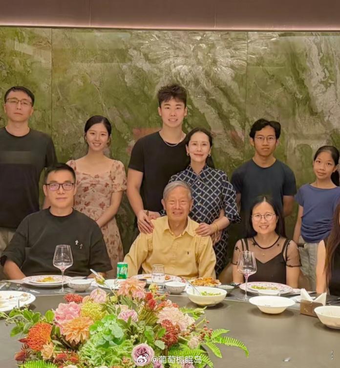 48岁海清带19岁儿子和长辈们一起聚餐，她的打扮老气，脸部素颜，脸色看起来好憔悴