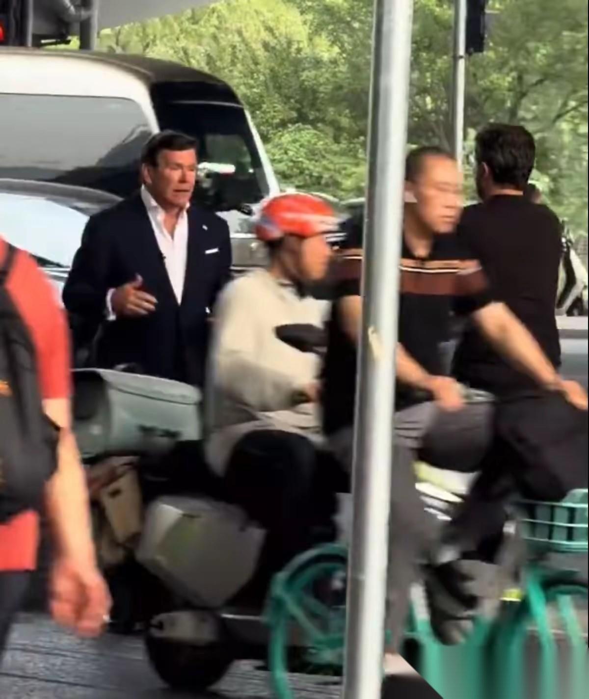 获全网热议！福克斯记者北京花式翻车：自带傲慢滤镜，却被真实中国的街边烟火气扯下了