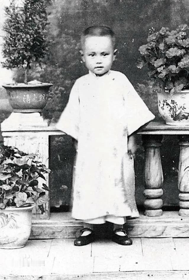 这是4岁的杨振宁，在合肥。这一年，是1926年，他父亲在美留学。6岁时，父亲