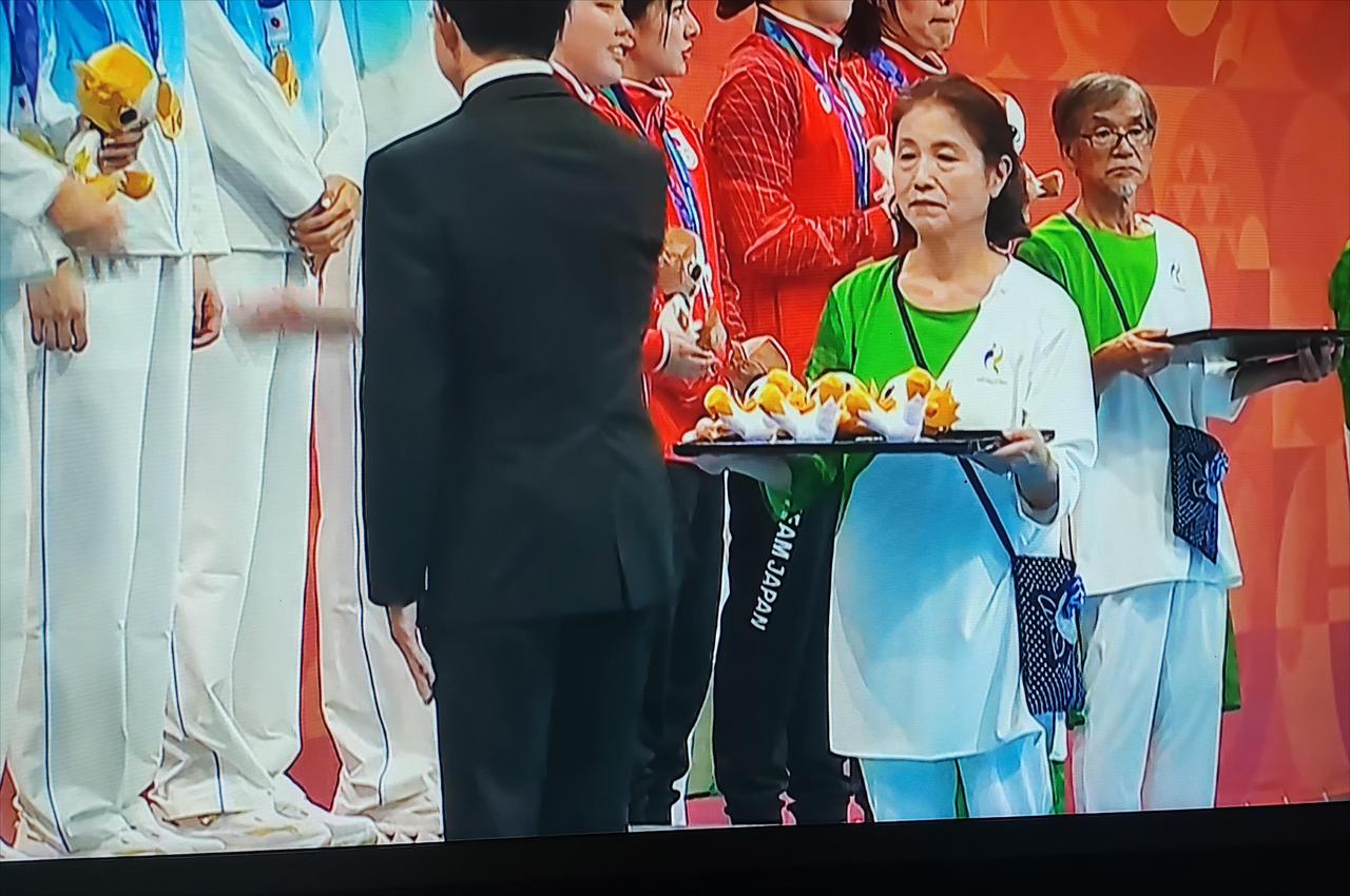 我是真的服了，日本这次亚运会这是把省钱省到极致了！看图这是搞起了“颁奖仙人”，全