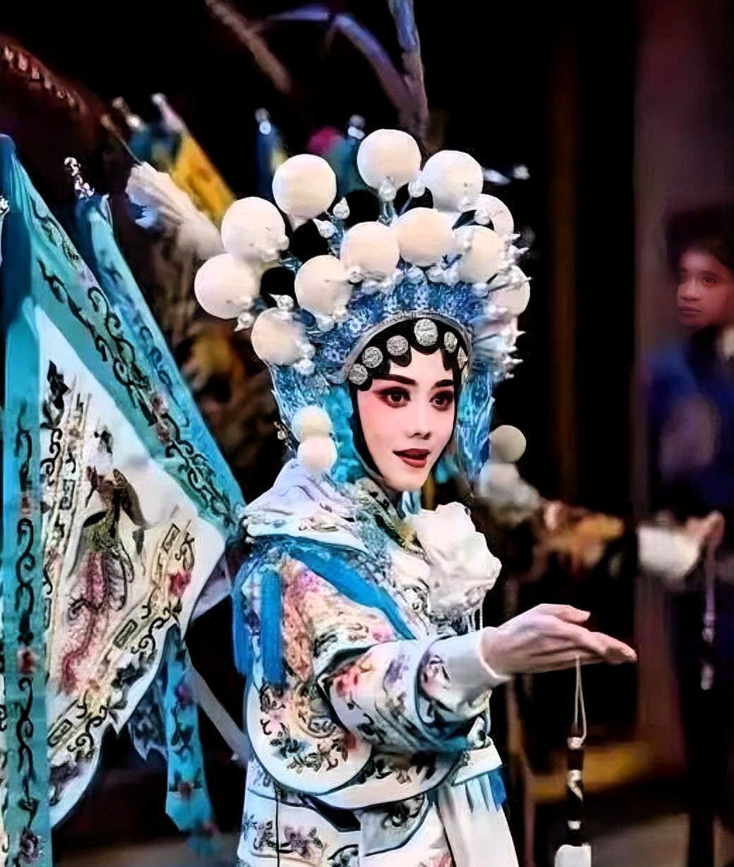 张艺谋把忆秦娥第二段婚姻砍了，不是心软，是手更狠了原著里，忆秦娥嫁了三次，儿