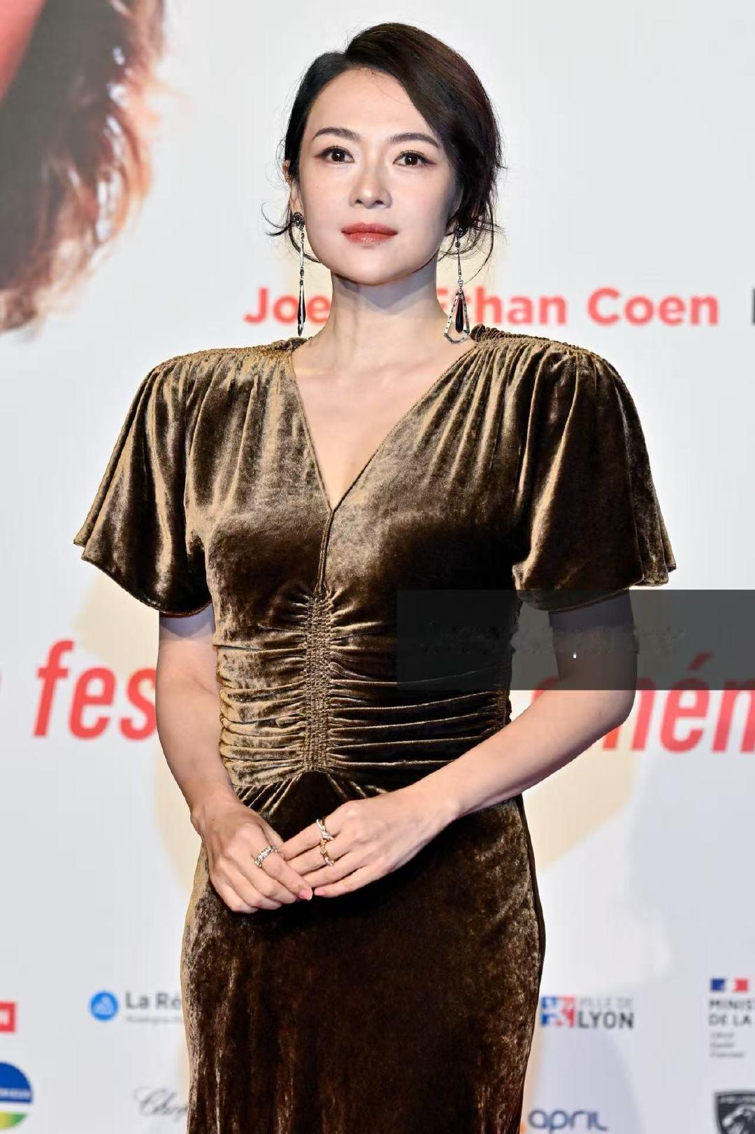 #章子怡登卢米埃尔日报头版##章子怡深V美拉德# #章子怡卢米埃尔电影节排面# 谁看了不说一句国际章