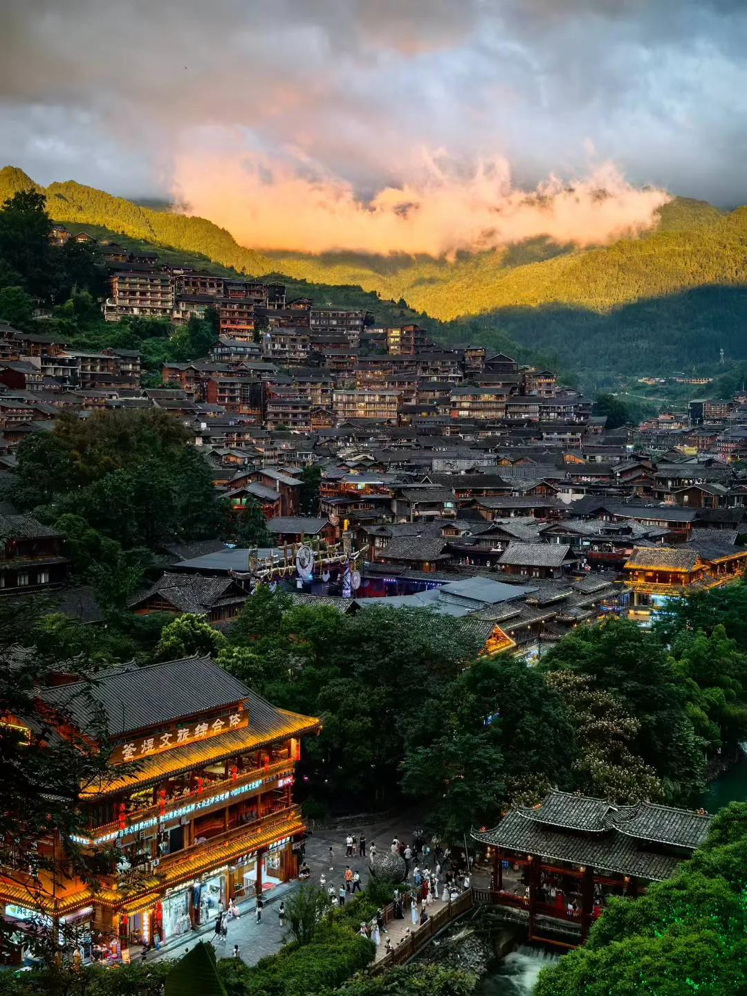 夏日生活打卡季昨日在贵州西江千户苗寨拍摄的苗寨夕阳🌇，真是太美了。在A股市场做