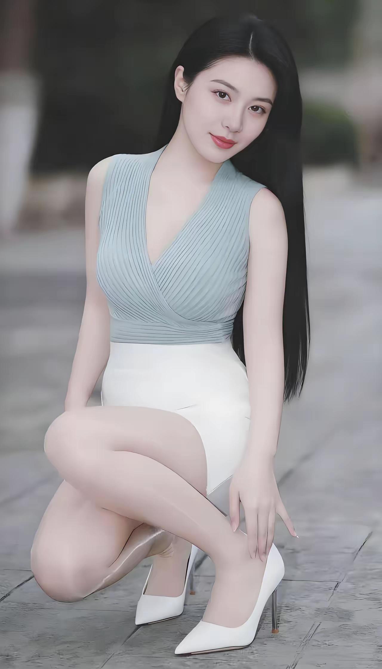 优雅气质，浅蓝连衣裙搭配白色高跟鞋，完美展现女性魅力！高清美女