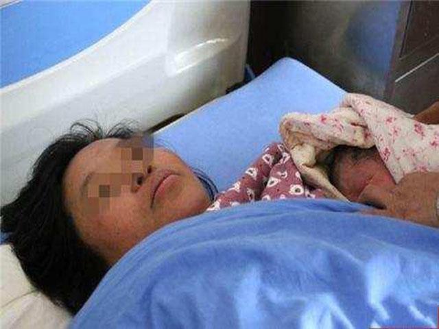 43岁高龄孕妇怀二胎, 孕7月剖腹产, 打开肚子瞬间吓出汗, 咋回事?
