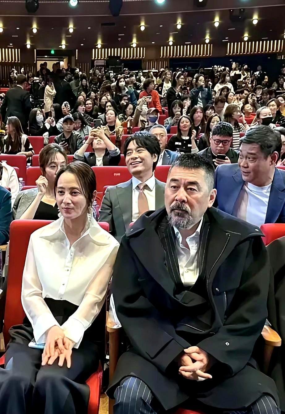 陈建斌穿拖鞋上节目，蒋勤勤穿高定走红毯，两人站一块儿，像爷俩。他演皇帝，演警察