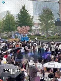 “这就是中国人的默契！”武汉，20万人正挤着看花车巡游，突然间全场断网，游客热得
