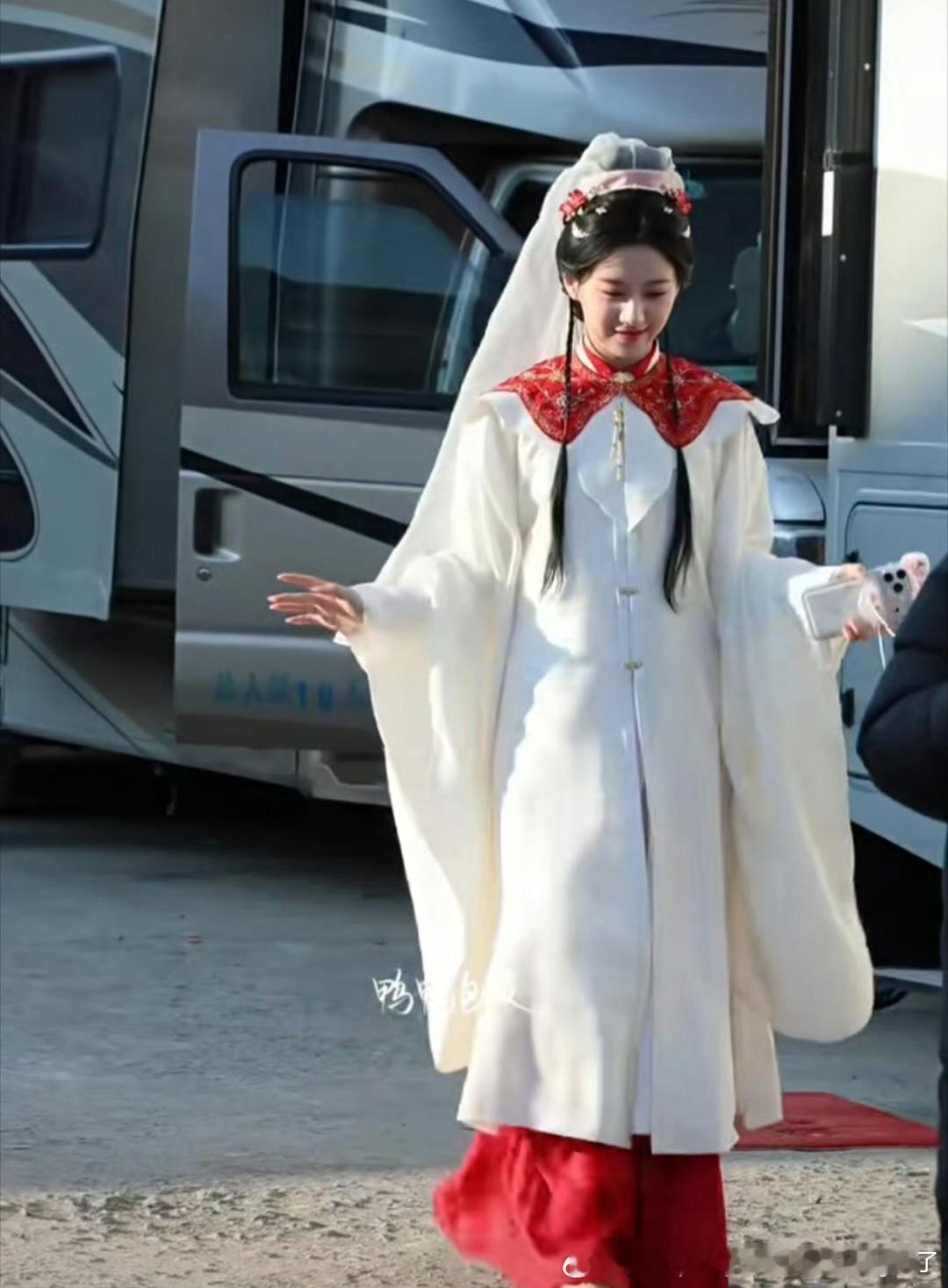 穷衣服和头上的都看着好廉价