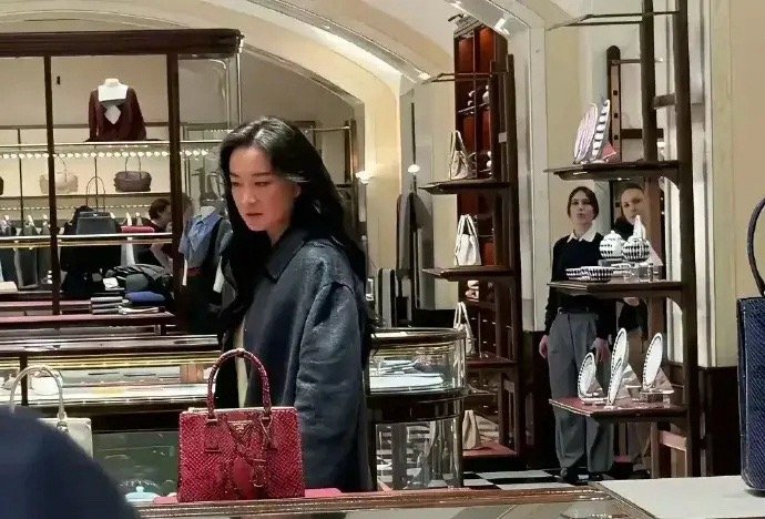 贾玲已经完全是另外一个人了，不再肥胖搞笑，而是高冷时尚！
